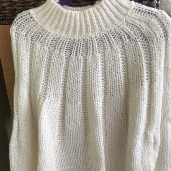 Abercrombie Woman Sm NWT Fuzzy Mock Cream Sweater - Picture 3 of 13